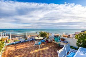 a balcony with a table and chairs and the ocean at Chambre d'hôtes - Le quartier haut in Sète