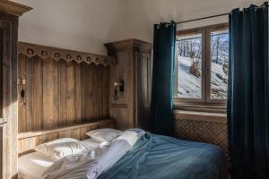 a bedroom with a bed and a window at Chalet D'albiez in Albiez-Montrond