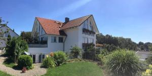 a large white house with a red roof at Ferienwohnung Mara in Öhningen
