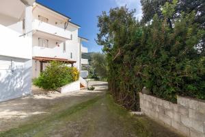 a driveway to a house with a wall at Villa Agnese 2- Penthouse- Seaview in Badesi
