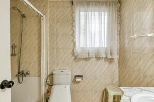 a bathroom with a toilet and a shower and a window at Roses Sweet Home in Roses +18 photos