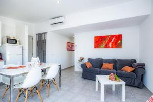 a living room with a couch and a table at Can Picafort Sea Breeze in Can Picafort
