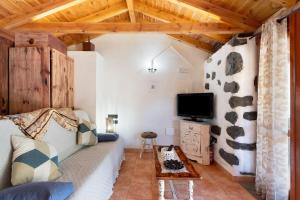 a living room with a couch and a tv at Casa Rural Medina 2 in San Sebastián de la Gomera