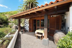 a patio of a house with a table at Casa Rural Medina 2 in San Sebastián de la Gomera