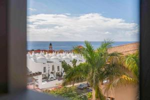 a view of a hotel with the ocean in the background at Palm Serenity in Playa Paraiso