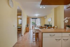 a kitchen and dining room with a table and chairs at Palm Serenity in Playa Paraiso