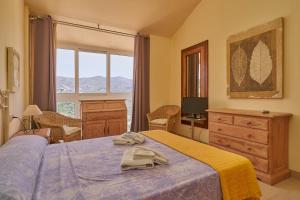 a bedroom with a bed and a dresser and a window at Casa Fuentes 2 B2 in Almuñécar +29 photos