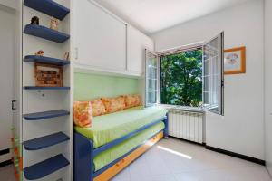 a small room with a bunk bed and a window at Ai campi in Stella