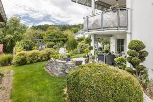 a garden with a patio and a balcony at Ferienwohnung Griesbaum in Tengen