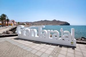 a sign that reads canaria next to the ocean at Casa Relax in Gran Tarajal
