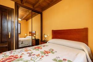 a bedroom with a bed and a large mirror at Apto Naranja - Casa el gaitero in Susacasa