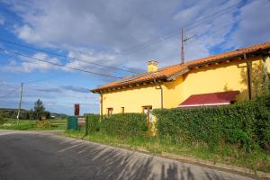 a yellow house on the side of a road at Apto Naranja - Casa el gaitero in Susacasa