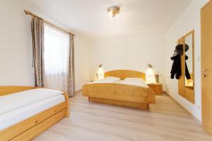 a bedroom with two beds and a window at Leitnerhof in Racines