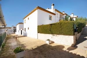 a white house with ivy on the side of it at Villa Viruta in El Bosque