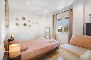 a bedroom with two beds and a window at Villa Viruta in El Bosque +19 photos