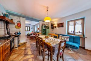 a kitchen and living room with a table and chairs at Casa Montagna in Cadore in San Pietro di Cadore