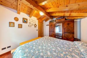 a bedroom with a bed and a wooden ceiling at Casa Montagna in Cadore in San Pietro di Cadore