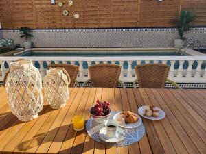 a table with food on it next to a pool at Villa Gení in La Victoria