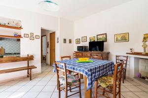 a dining room with a table and chairs at Su entu a mari Museddu in Cardedu