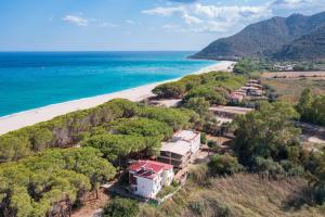 an aerial view of a beach with a house at Su entu a mari Museddu in Cardedu