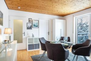 a dining room with a table and chairs at Schwarzwaldblick D App 10 mit Pool in Schönwald