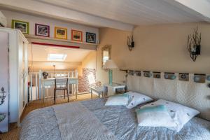 a bedroom with a bed with two pillows at Appart Aux portes de la Camargue in Manduel