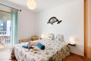 a bedroom with a bed with a fish on the wall at Apartamento Maré Cheia Sl40 in Santa Luzia