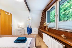 a room with a bed and a window at Ferienwohnung Carolin Witt in Großsolt