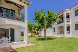 a view of the yard of a house at Biniforcat 21 in Cala en Forcat