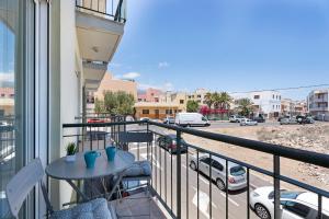 a balcony with a table and a view of a street at Nido Andrea in San Isidro