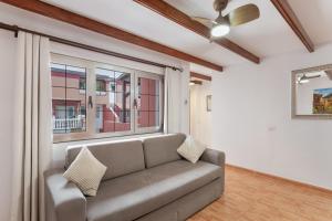 a living room with a couch and a window at Villa Florymar in Ingenio