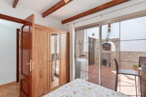 a dining room with a table and a glass door at Villa Florymar in Ingenio