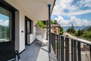 a balcony with a view of a mountain at Apartment Pauli in Lagundo