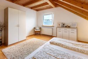 a bedroom with two beds and a window at Sonnige Ferienwohnung mit Balkon in Küssaberg