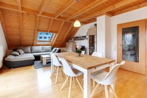 a kitchen and living room with a wooden table and chairs at Sonnige Ferienwohnung mit Balkon in Küssaberg
