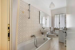 a bathroom with a tub and a sink and a toilet at Porta Delle 5 Terre in Levanto