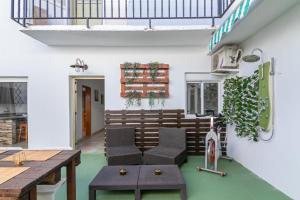 a dining room with a table and chairs and a bench at Casa Zoiben in San Nicolás