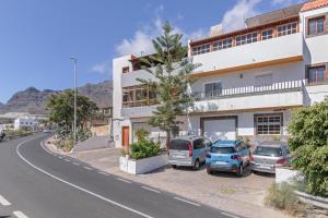 a building with cars parked on the side of a street at Casa Zoiben in San Nicolás