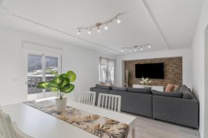 a living room with a couch and a table at Casa Zoiben in San Nicolás