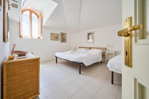 a bedroom with two beds and a sink in it at Villa Liberty Rosa 1912 in San Vincenzo