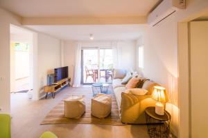 a living room with a couch and a television at La Calma in Platja d'Aro