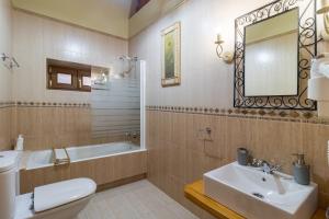 a bathroom with a sink and a toilet and a tub at Casa Lindelagua in Pámanes +20 photos