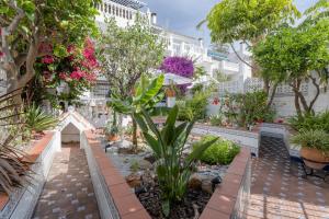 a garden in a building with flowers and plants at Mi Casa in Caleta De Velez