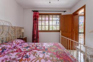 a bedroom with a bed and a window at Mi Casa in Caleta De Velez