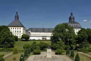 a building with a monument in front of a garden at Ferienwohnung Beyer Friedrichroda in Friedrichroda