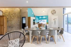 a kitchen and dining room with a table and chairs at Gîte Du Moulin De La Violaye in Fay-de-Bretagne