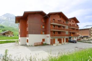 a building with a car parked in a parking lot at Appartement Albiez in Albiez-Montrond +13 photos
