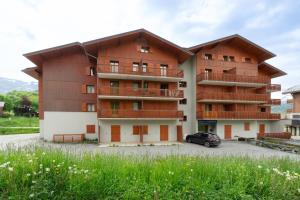 a building with a car parked in front of it at Appartement Albiez in Albiez-Montrond