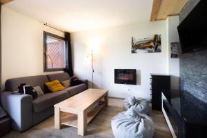 a living room with a couch and a table at Appartement Albiez in Albiez-Montrond