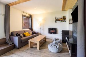 a living room with a couch and a table at Appartement Albiez in Albiez-Montrond